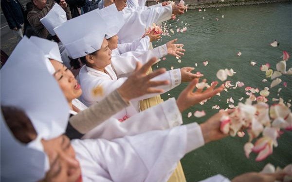 Tradicionális dél-koreai felvonulással búcsúztatták a dunai hajóbaleset áldozatait