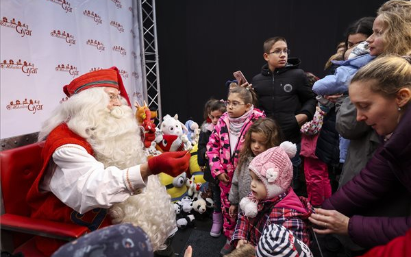 Megérkezett a lappföldi Mikulás Budapestre