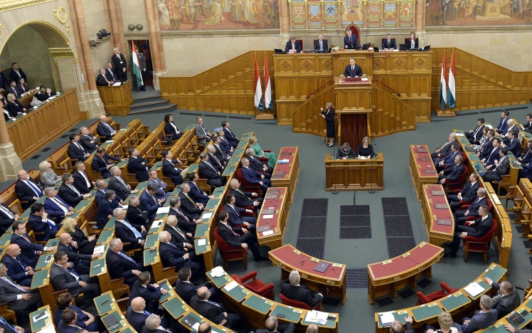 A koronavírus-járvánnyal kapcsolatban kérdezhetik a kormányt a képviselők