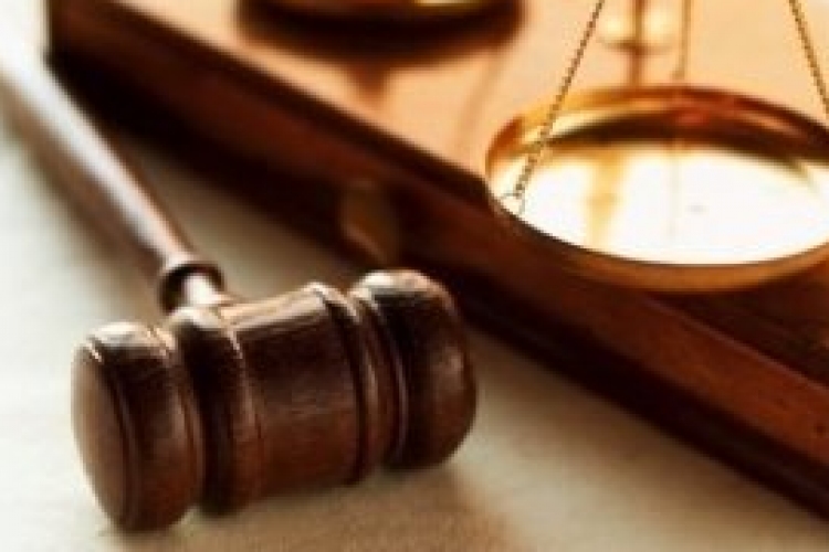 Kerítés bűntette és más bűncselekmények miatt emelt vádat a Veszprémi Járási Ügyészség