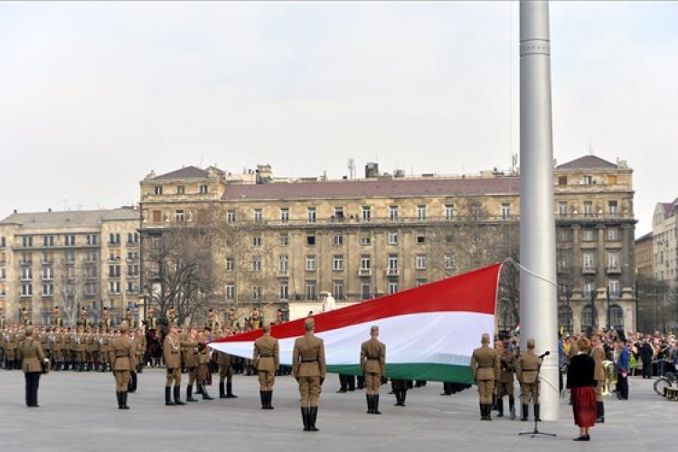 Március 15. - Hatezren ünnepeltek a megújult Kossuth téren