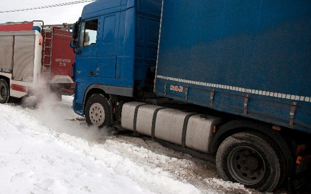 Havazás miatt elakadt kamionok nehezítik a közlekedést Nógrádban