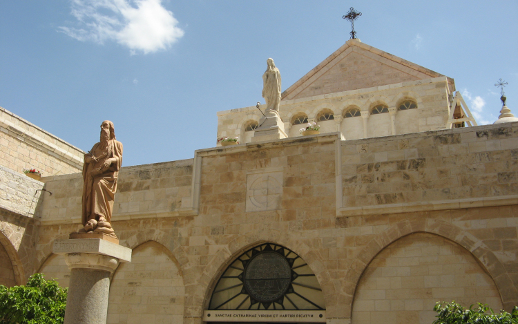 Ismét megtelt a Szent Katalin-templom Betlehemben a karácsonyi éjféli misén