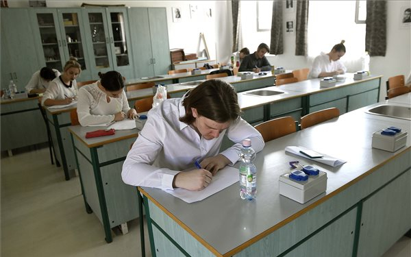 Hétfőn a magyar nyelv és irodalom írásbelikkel folytatódnak a vizsgák