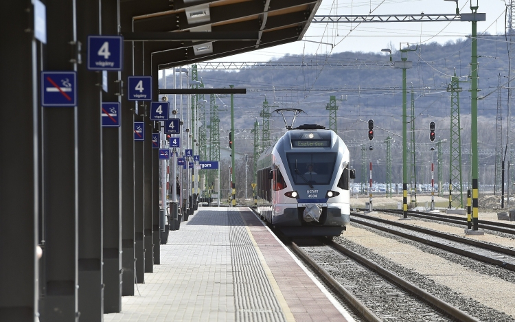 Változik a vonatok és a buszok menetrendje az ünnepek idején