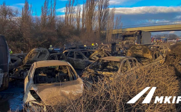Öt kamion és 37 autó ütközött az M1-esen, számos jármű kiégett