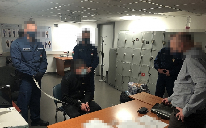 Spanyolországból hozták haza az álrendőr fegyveres rablót