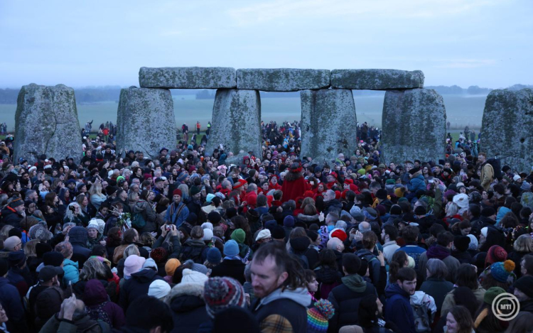 Ezrek ünnepelték Stonehenge ősi köveinél a téli napfordulót