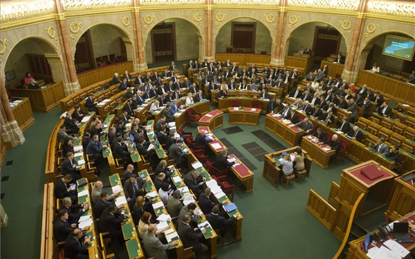 Hétfőn kezdődik a parlament őszi ülésszaka