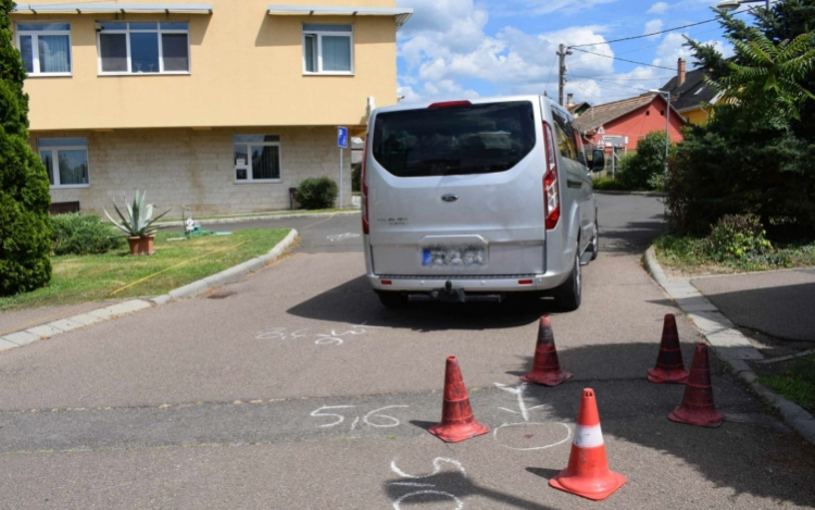 Tolatás közben lökte fel