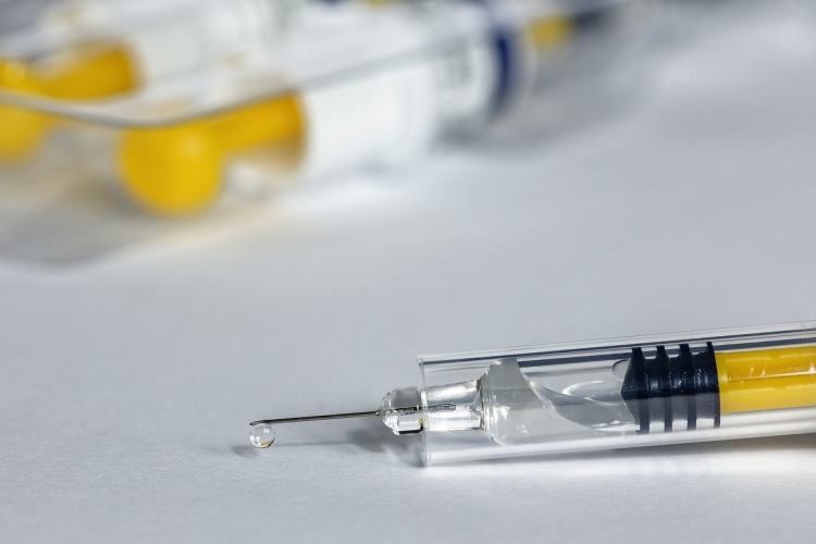 Szlávik: mindenkinek javasolt az influenza elleni védőoltás