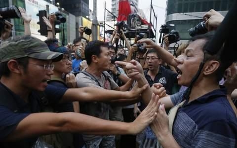 Hongkongi tüntetés - Ostrom alá vették a kormányzati épületeket a diákok