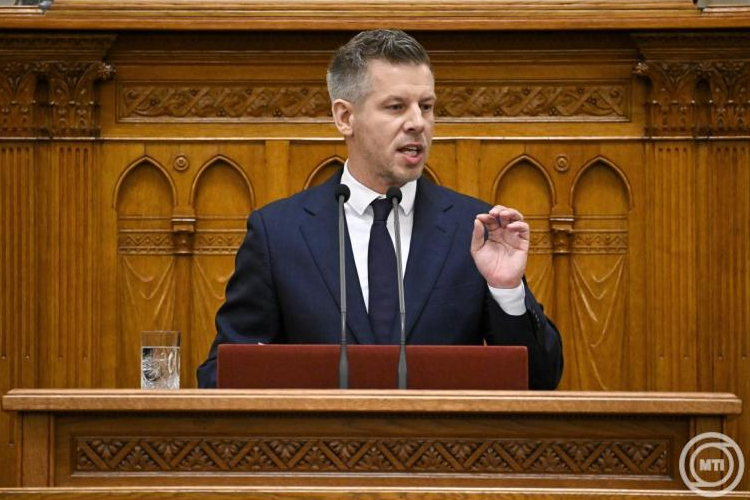 Magyar Péter: hétfőn az Országgyűlés elfogadja az alaptörvény 17. módosítását