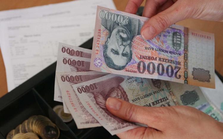 Aláírták a jövő évi bérmegállapodást, a minimálbér 105 ezer forint lesz
