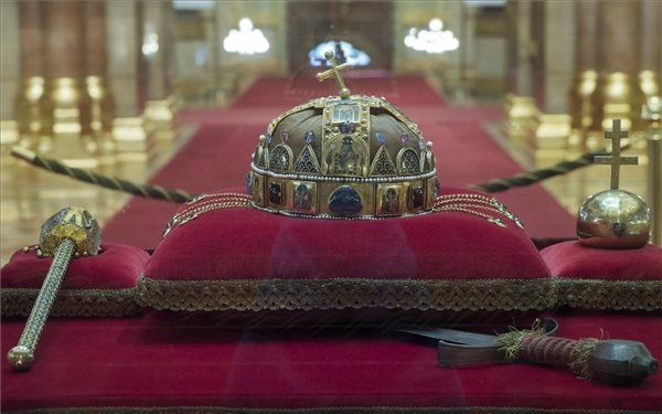 Magyarországé a legrégebbi koronázási együttes Európában