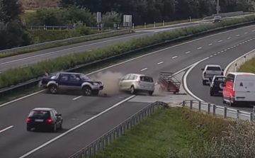 Az utóbbi időszak egyik legdöbbenetesebb balesete az m3-ason - VIDEÓ