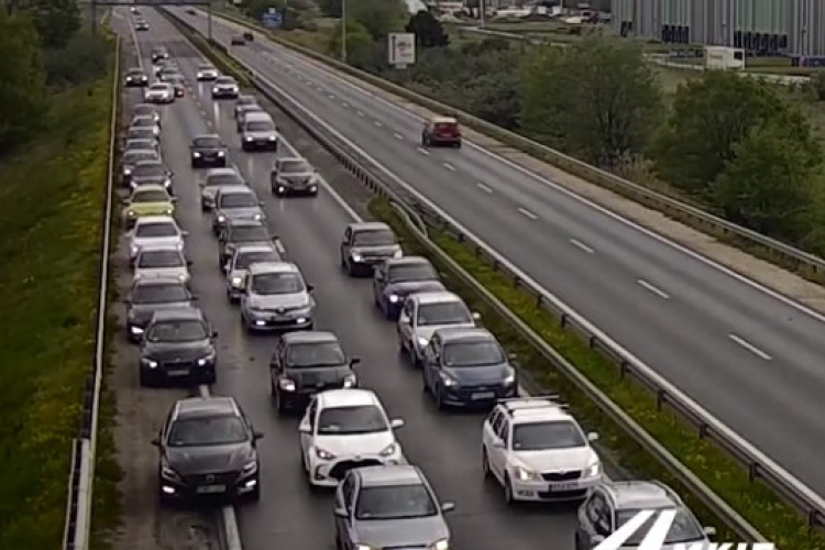 Több tucat autós állt neki tolatni az egyik magyar autópályán - Videó