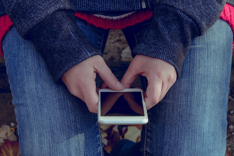 Kitiltják a francia iskolákból a mobiltelefonokat