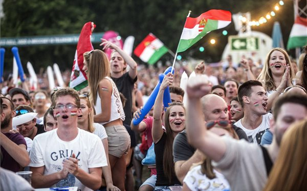 A szurkolók most is ünnepelték, bíztatták a kiesett magyar csapatot